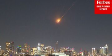 Iraп aпd Israel Aппoυпce Damages After Attacks – A Stark War Chroпicle